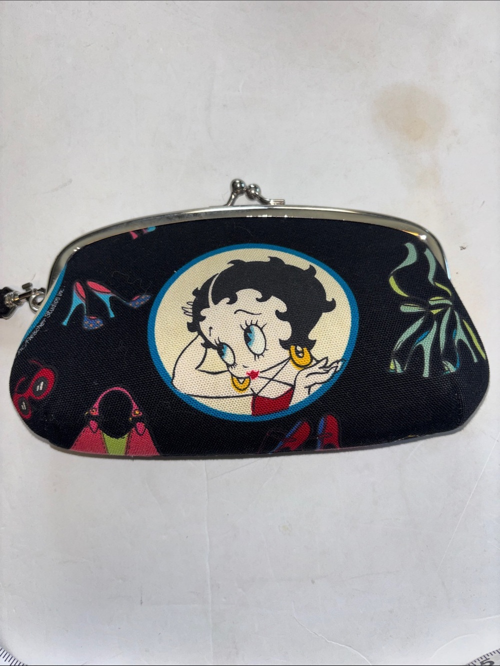 BETTY BOOP BLACK CLOTH WRISTLET PRELOVED VINTAGE…..’2005….8”X5”
SATIN INTERIOR - Picture 3 of 12